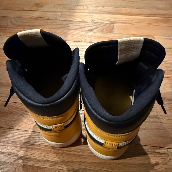 Nike Men's Black and Gold Sneakers - Picture 3 of 5